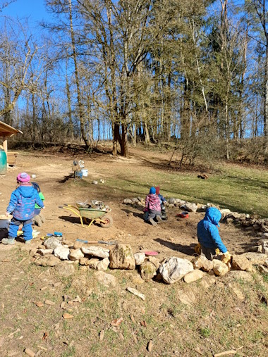 Kinder spielen am Matschplatz.