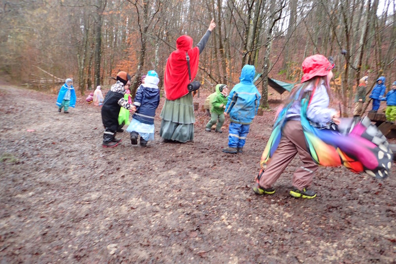 Kinder und eine Erzieherin feiern verkleidet Fasching