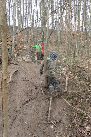 Kinder im Wald