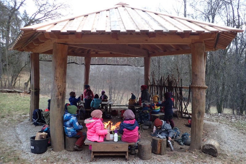 Kinder im Pavillon.