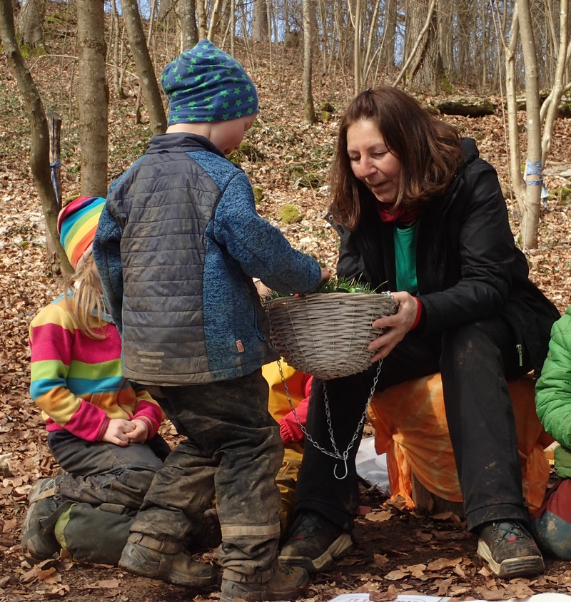 Maria erhält Geschenke von den Waldkindern