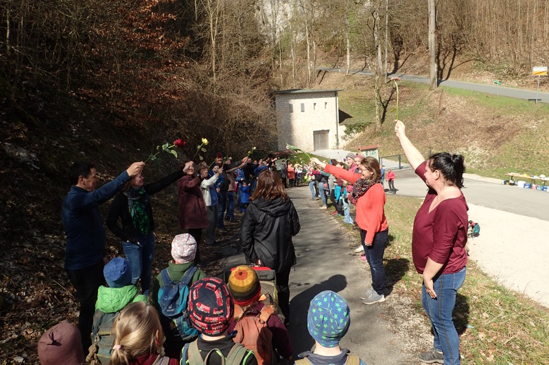 Blumenspalier für Maria auf dem Weg vom Wichtelwald zum Parkplatz,