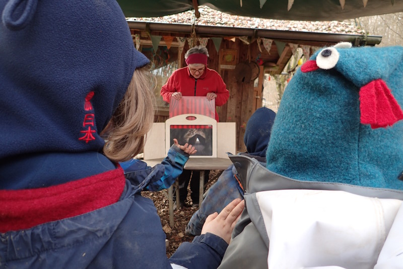 Theatervorfürung im Wald für die Kinder