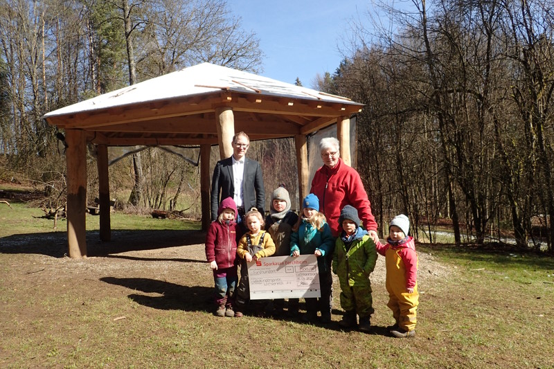 Waldkinder mit großem Scheck